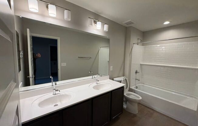 3 beds, 2.5 baths, $2,195, Unit # 22