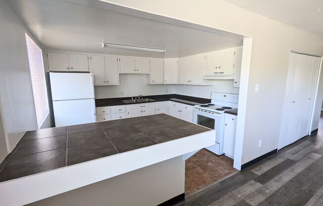 3 beds, 1 bath, 900 sqft, $1,350, Unit B303