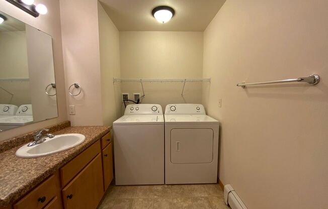 2 beds, 1 bath, 963 sqft, $1,365, Unit RT 7105-28