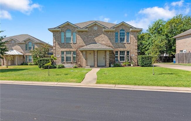 Great 3 Bed, 3 Bath Duplex for Fall 2026 Pre-Lease