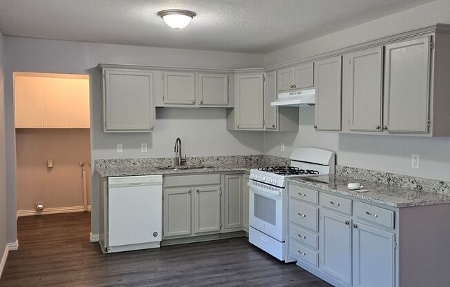 **MOVE IN SPECIAL--$500 RENT CREDIT FOR 2ND MONTH!!** (35% BAC)