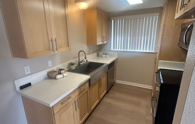 2 beds, 1 bath, 900 sqft, $2,605, Unit B3