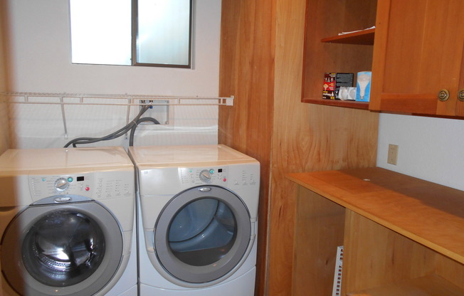 4 Bedroom, 2 bathrom Split-Level Home In Quiet Ferndale Naighborhood