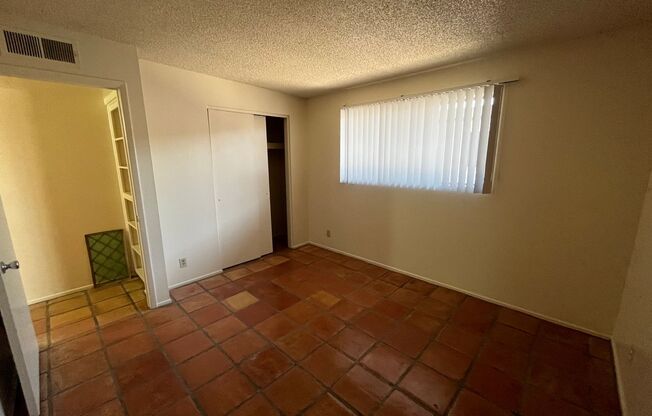 2 beds, 1 bath, 700 sqft, $1,275, Unit 08