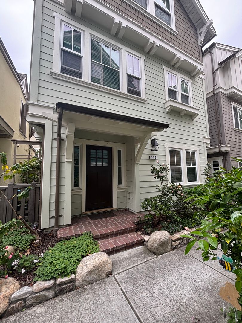 Pet Friendly 4 bed 3.5 bath home *AVAILABLE NOW*
