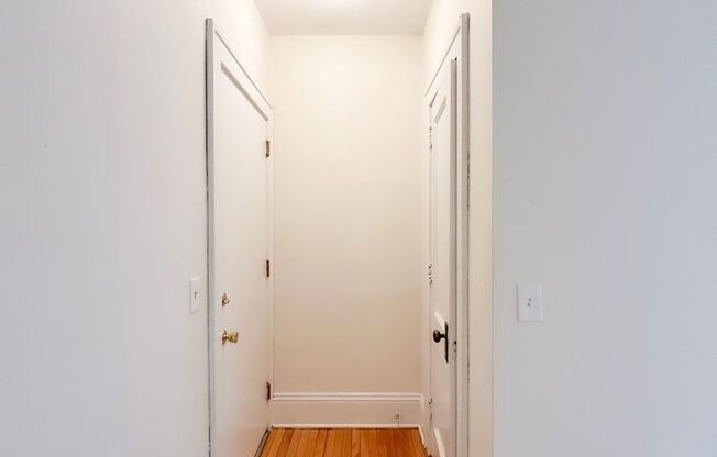 Studio, 1 bath, 325 sqft, $900, Unit 101