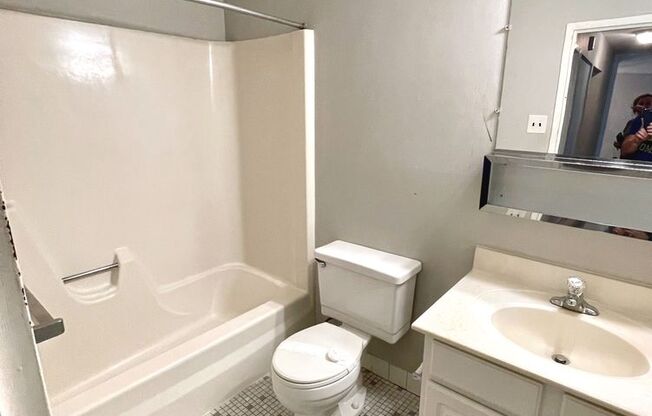 2 beds, 1 bath, 800 sqft, $1,250, Unit A-32