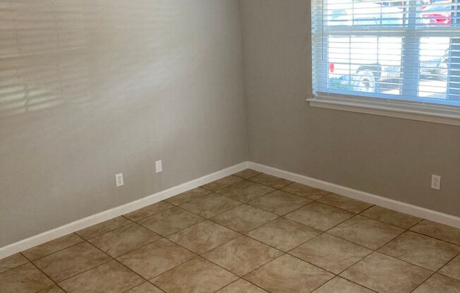 1 bed, 1 bath, 600 sqft, $1,025, Unit U240