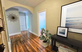 2 beds, 1 bath, 736 sqft, $2,350, Unit 31