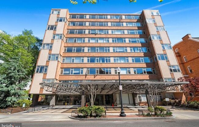 Spacious, Bright 1 Bed 1 Bath condo in prime location and close to Metro - All utilities included