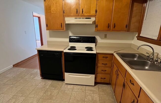 2 beds, 1 bath, 903 sqft, $1,150, Unit B-10