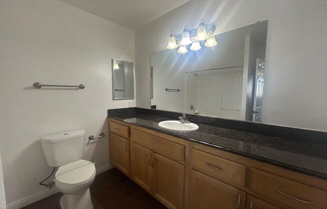 2 beds, 1 bath, 920 sqft, $2,670, Unit K5