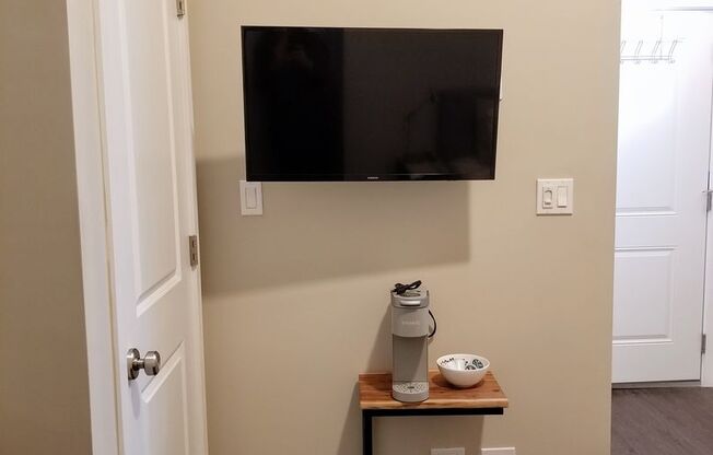 Studio, 1 bath, $1,100, Unit 108