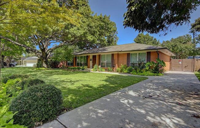806 WESTWOOD DR
