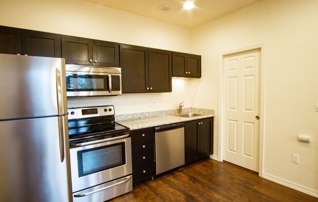 Sellwood: Lease this 1 Bed: 1 1/2 Bath! Washer/Dryer, D/W & Balcony!