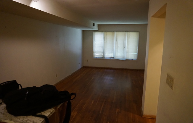 2 beds, 1 bath, 750 sqft, $1,300, Unit 2B