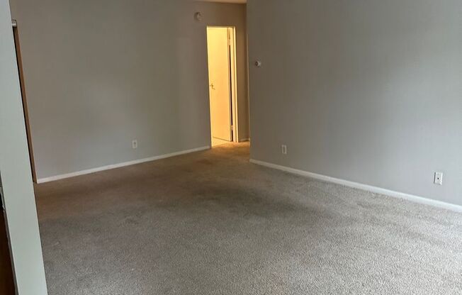 2 beds, 1 bath, 840 sqft, $1,495, Unit 201 (R)