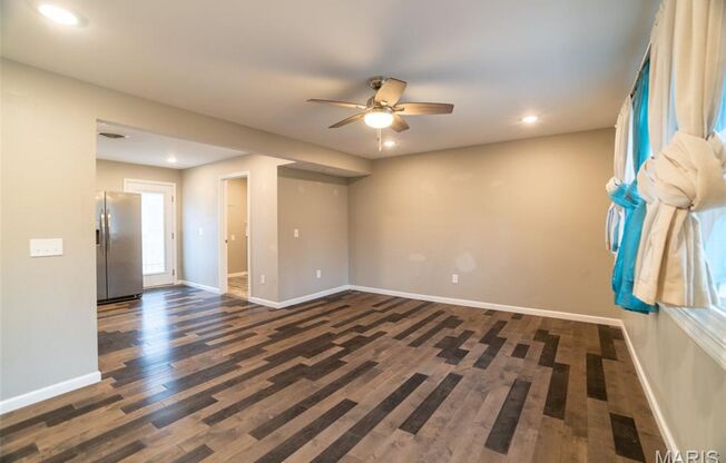 3 beds, 1 bath, 925 sqft, $1,995, Unit Hillsdale Dr 204