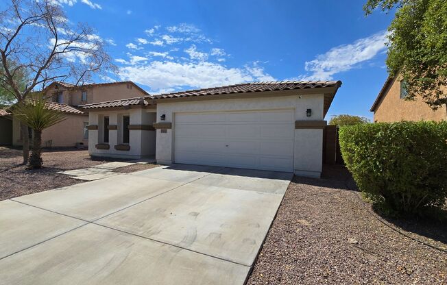 Lovely 4 bedroom 2 bath home +Den in Sunset Point Community Of Buckeye!