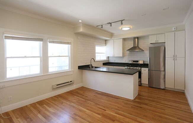 OPEN HOUSE:Sunday(11/10)12pm-12:30pm   Bright First Floor 1BR/1BA West of Lake Merritt, Hardwood Floors, Shared Laundry (1568 Madison #8)