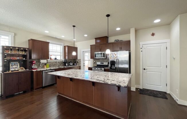 Lovely 3 Bed + 2.5 Bath in Bethany Creek Falls Neighborhood!! Fitness Studio, Parks & a Pool!!