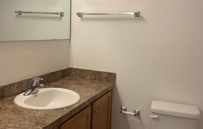 2 beds, 1 bath, 925 sqft, $1,275, Unit 33