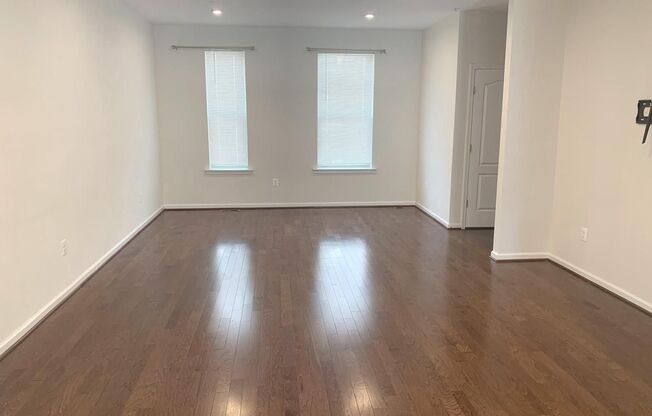 Gorgeous 3bd 2/2bth townhouse in Parkside!