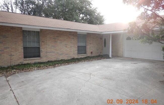 Spacious 4 bedroom 2 bath home in Camelot II