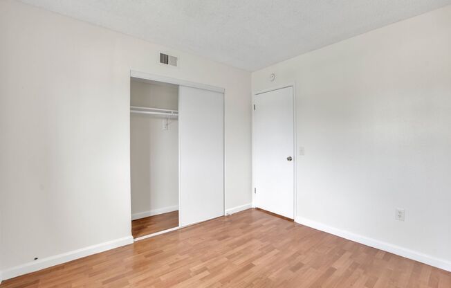 3 beds, 1.5 baths, 950 sqft, $1,970, Unit L-21