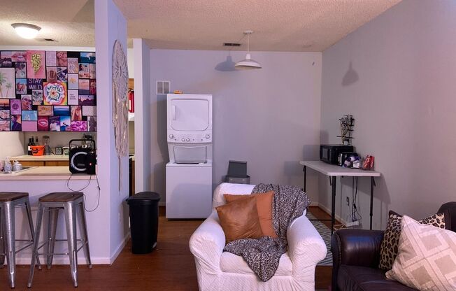 2 beds, 1 bath, 1,230 sqft, $2,700, Unit C