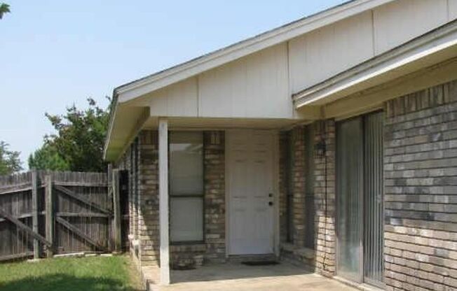 3/2 Home Located in White Settlement!