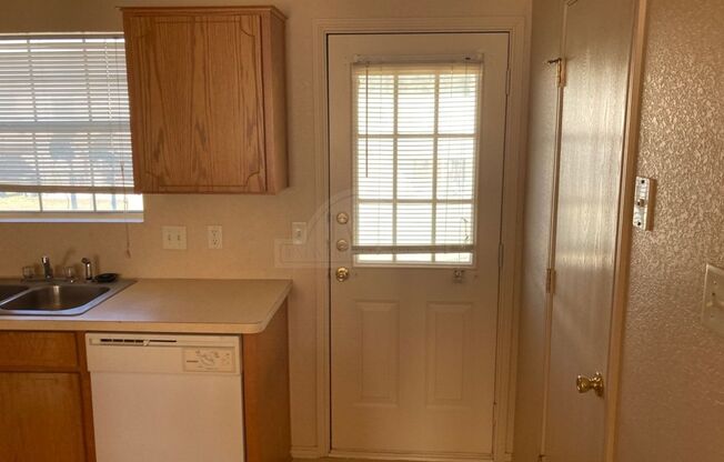 2 beds, 1.5 baths, $775