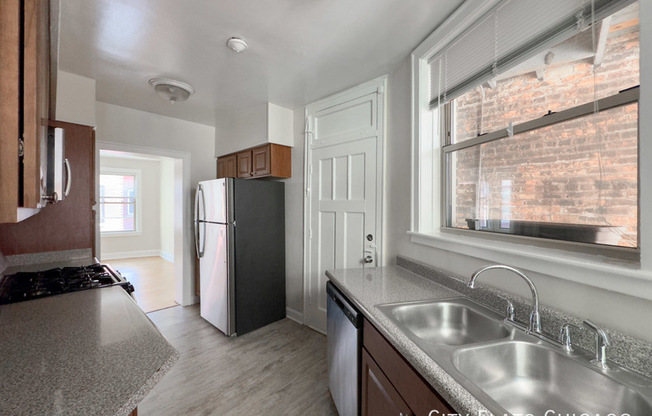 525 W Cornelia Ave