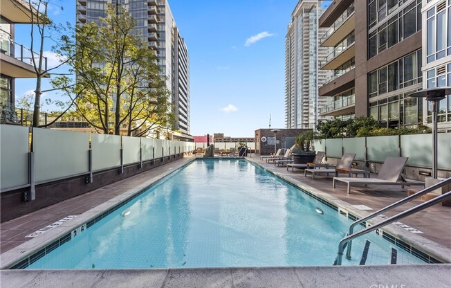 1 bed, 1 bath, 990 sqft, $3,900