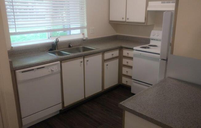 2 beds, 1 bath, $1,600, Unit 121