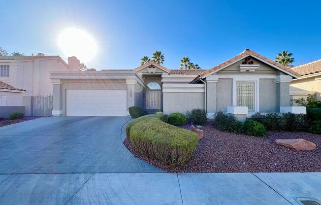 Stunning renovated 3BD/2BA, furnished single story house near Summerlin South!