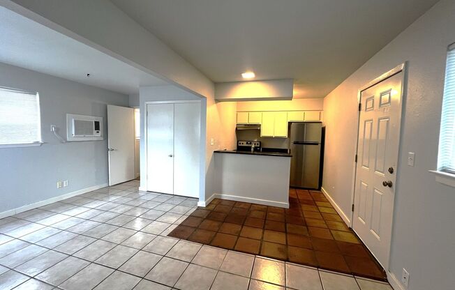 Studio, 1 bath, 400 sqft, $995, Unit 102