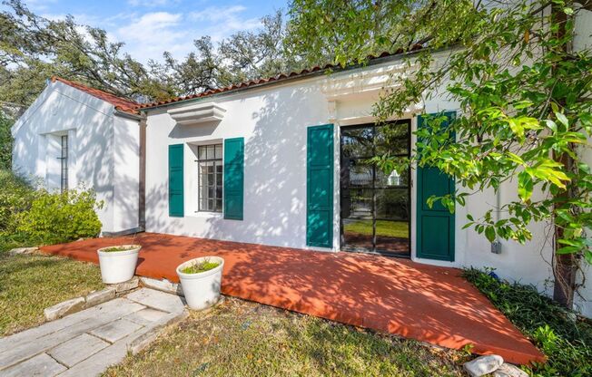 Sprawling Downtown Austin 4/3 home in North University with a gorgeous corner lot!