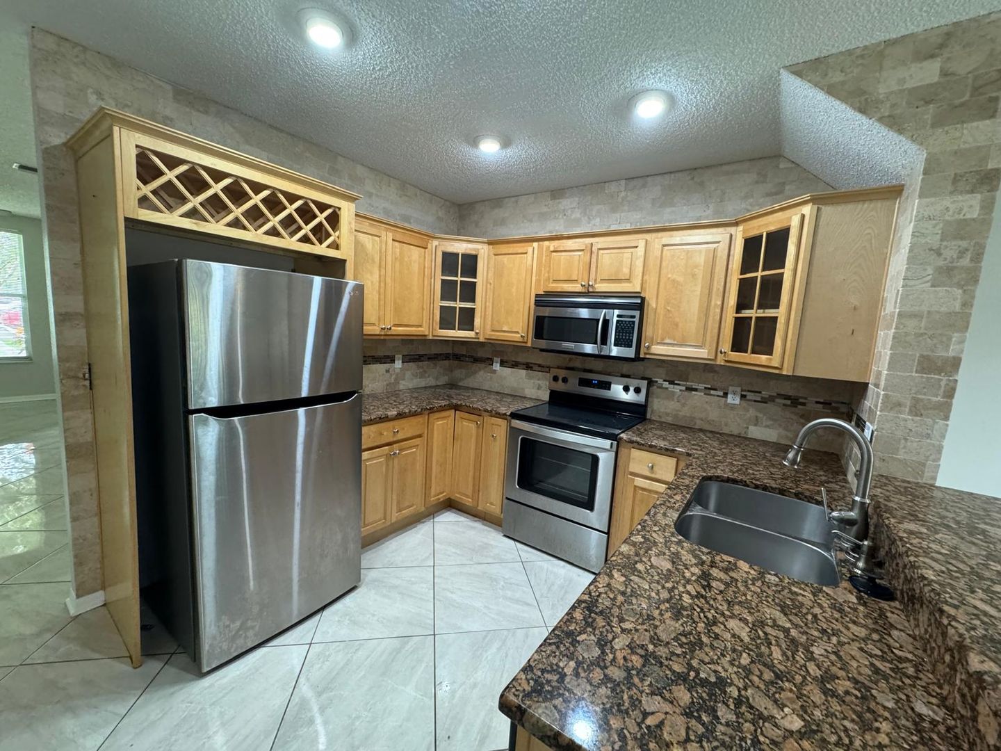 SPACIOUS, BEAUTIFUL 3 BEDROOM 2.5 BATH TOWNHOME IN RIVERVIEW & INTERIOR PAINTING IN PROCESS