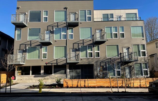 Studio, 1 bath, 240 sqft, $1,350, Unit 504