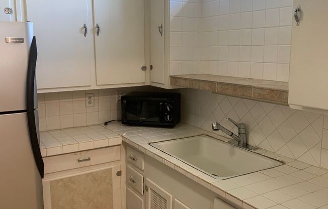 1 bed, 1 bath, $775, Unit B