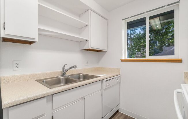 1 bed, 1 bath, 596 sqft, $1,300, Unit L-103