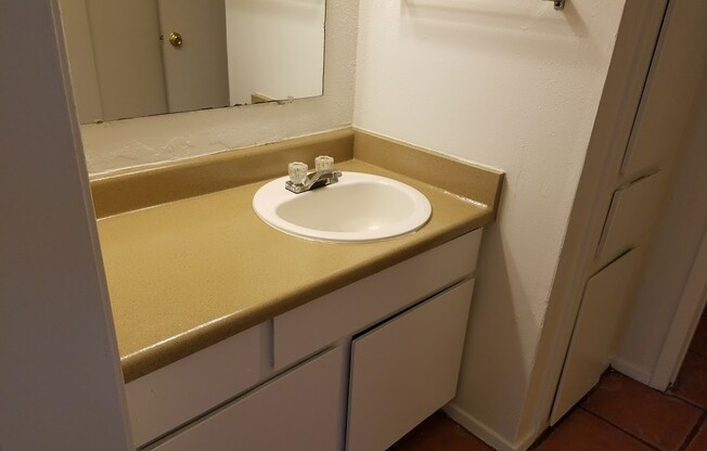 2 beds, 2 baths, 925 sqft, $1,035, Unit *637
