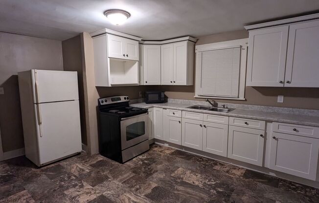 1 bed, 1 bath, $800, Unit Unit B