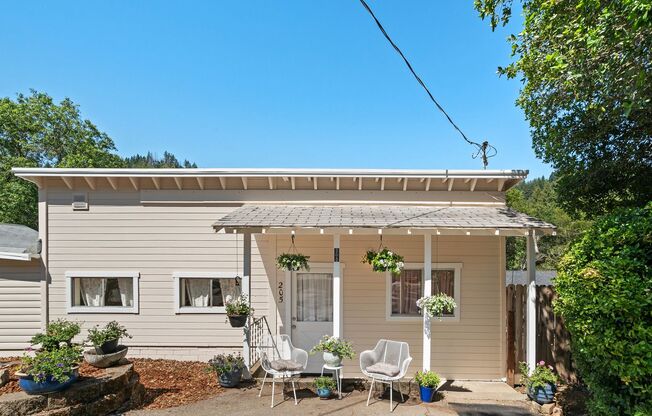 Sunny and Charming Boulder Creek Retreat - Modern Living on a Shared Property
