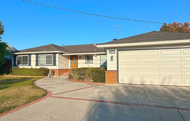Coming Soon – Spacious 5-Bed Single Level Glenmoor Home