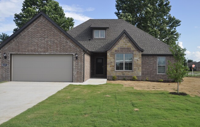 QUIET NEIGHBORHOOD - CORNER LOT - LARGE FENCED BACKYARD