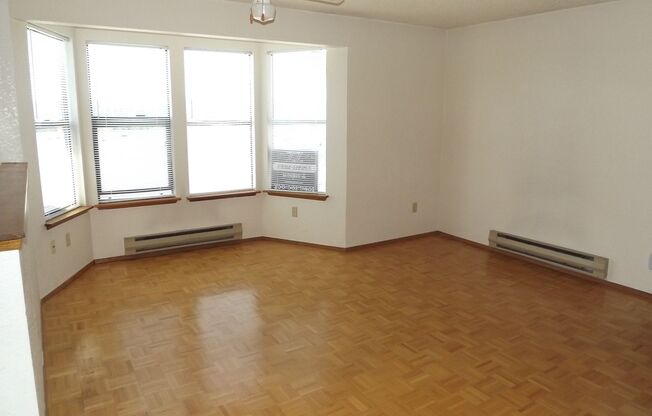 Nice 2 Bedroom Upper Unit In 4-PLex!