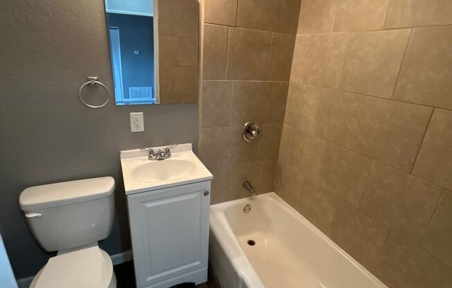 2 beds, 1 bath, 750 sqft, $1,095, Unit B10 1015 17