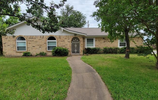 FOR LEASE! 3/2/2 in Bedford--No HOA!